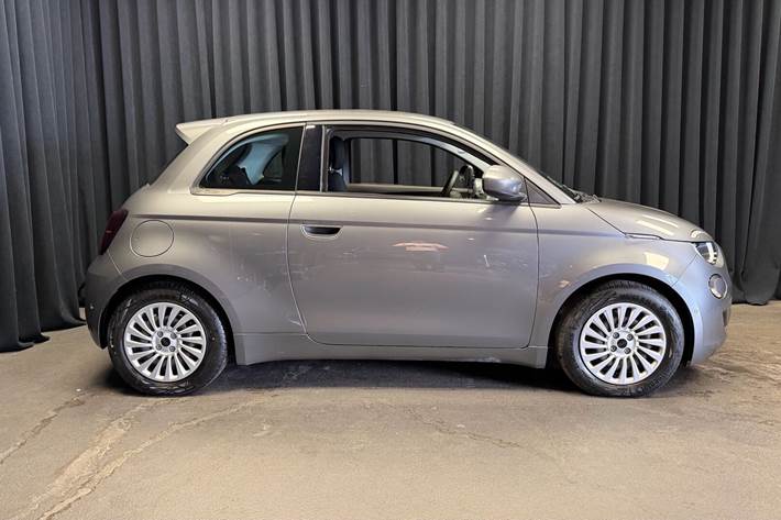 Grå Fiat 500e fra 2023
