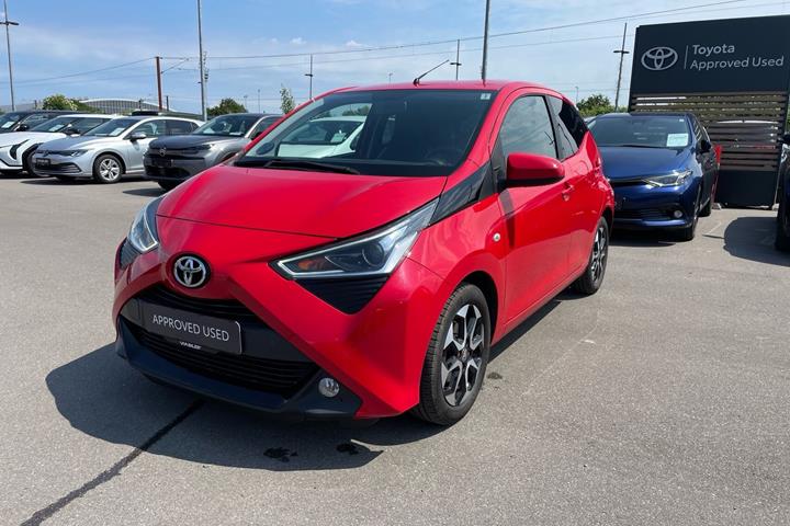 Rød Toyota Aygo fra 2020 set udefra
