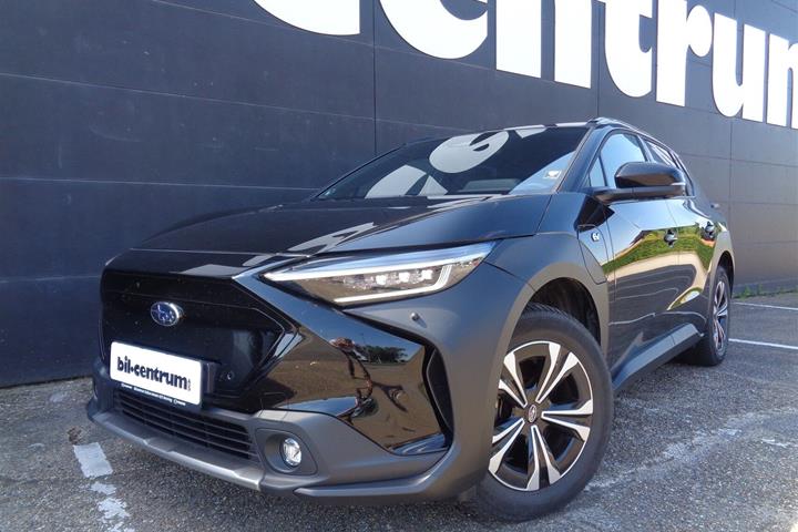 Sort Subaru Solterra fra 2024 set udefra
