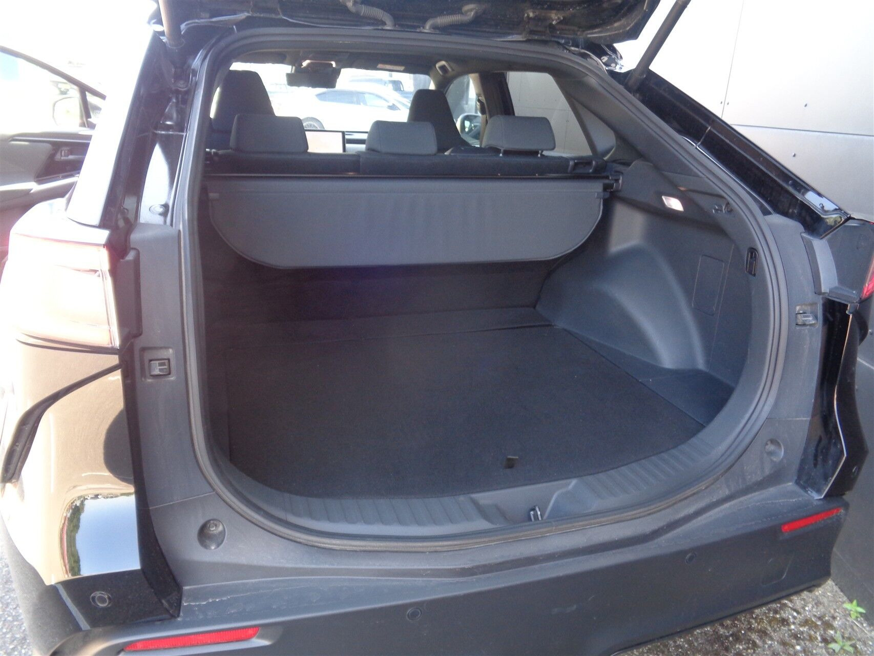 Sort Subaru Solterra fra 2024 set indefra