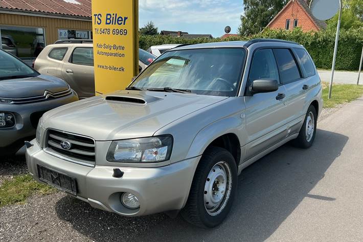 Grå Subaru Forester fra 2005