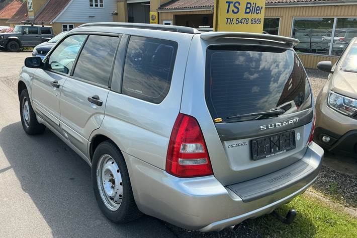 Grå Subaru Forester fra 2005