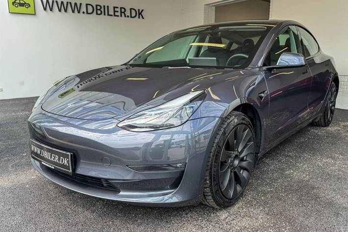 Grå Tesla Model 3 fra 2023