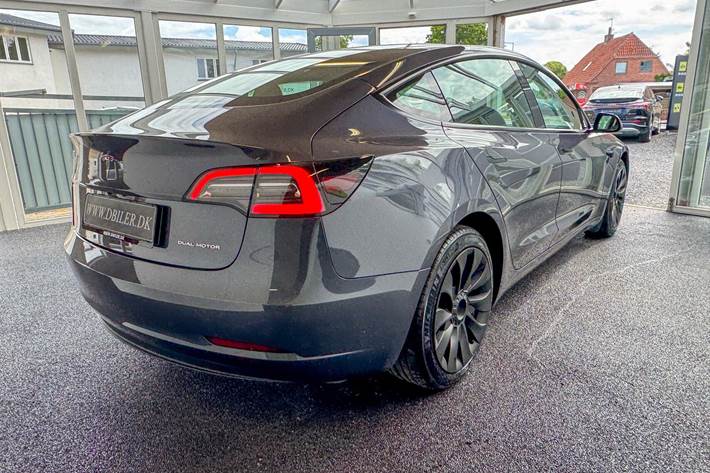 Grå Tesla Model 3 fra 2023