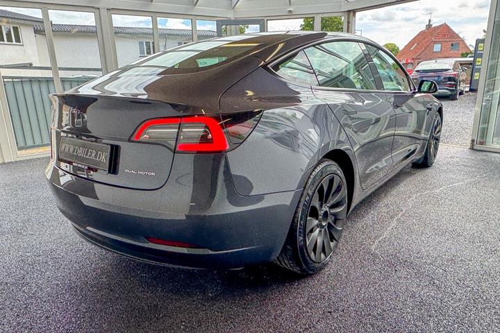 Grå Tesla Model 3 fra 2023