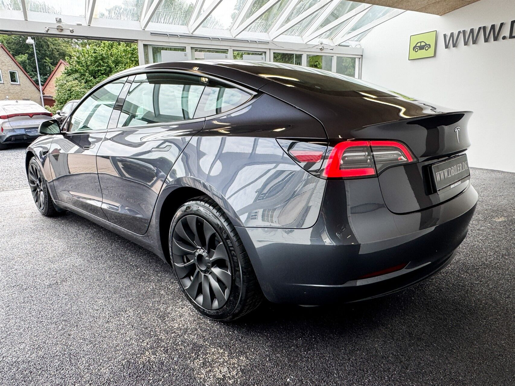 Grå Tesla Model 3 fra 2023