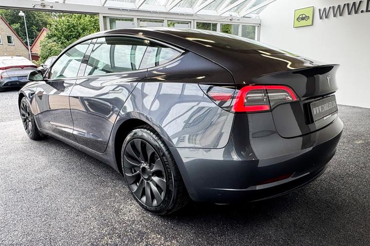 Grå Tesla Model 3 fra 2023