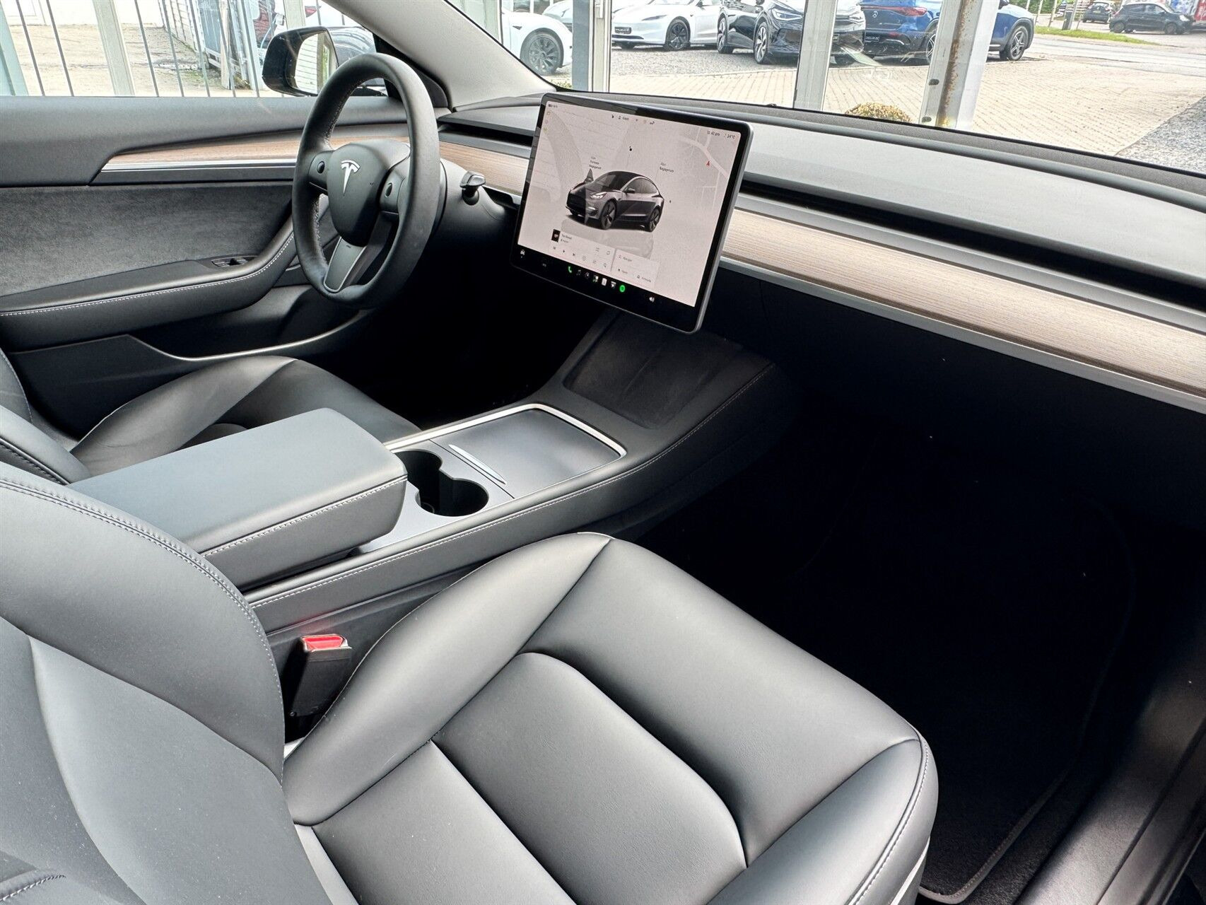 Grå Tesla Model 3 fra 2023