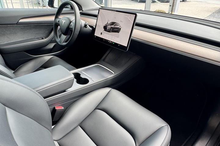 Grå Tesla Model 3 fra 2023