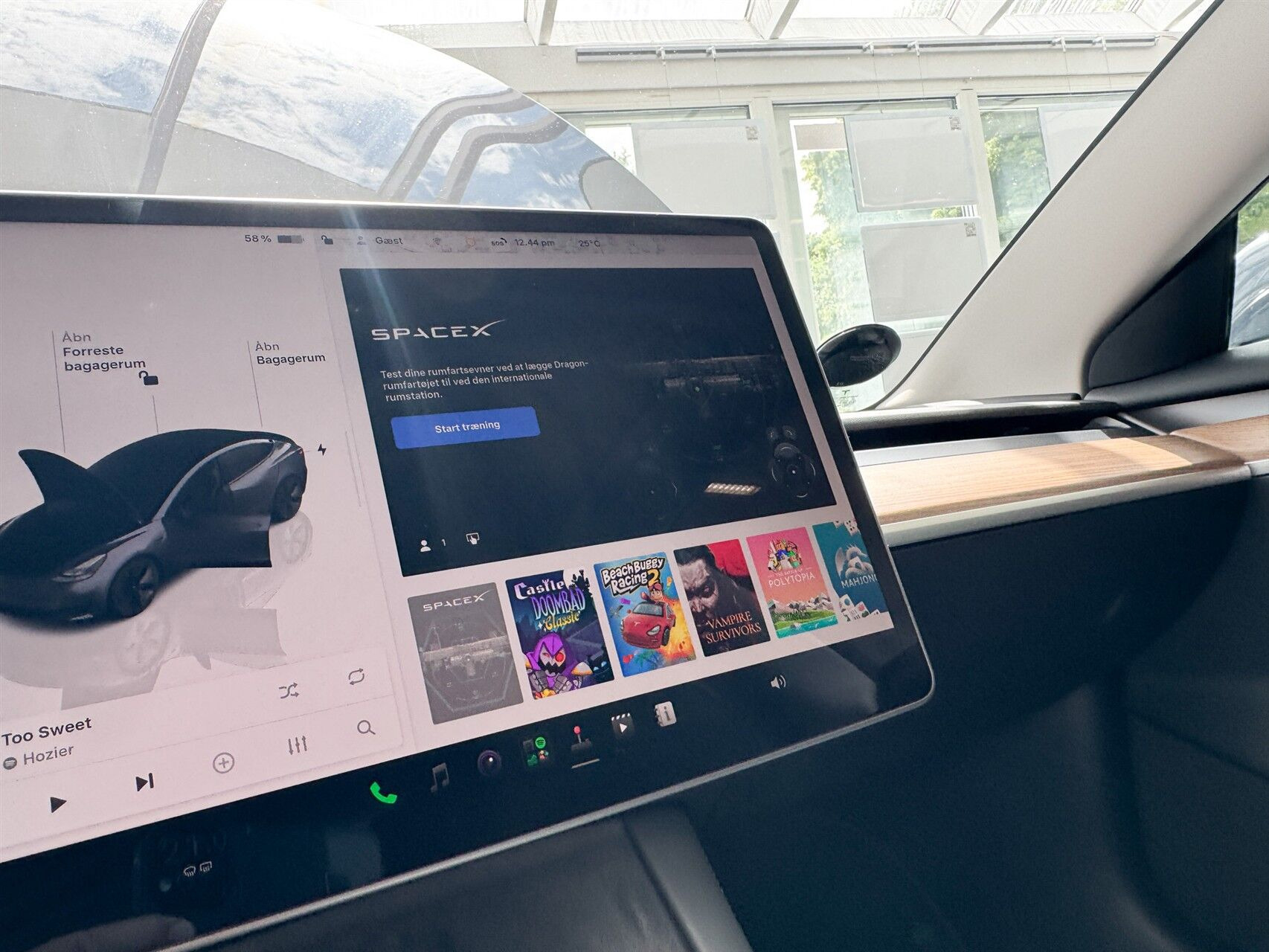 Grå Tesla Model 3 fra 2023