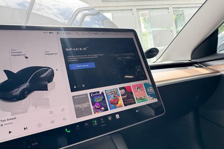 Grå Tesla Model 3 fra 2023