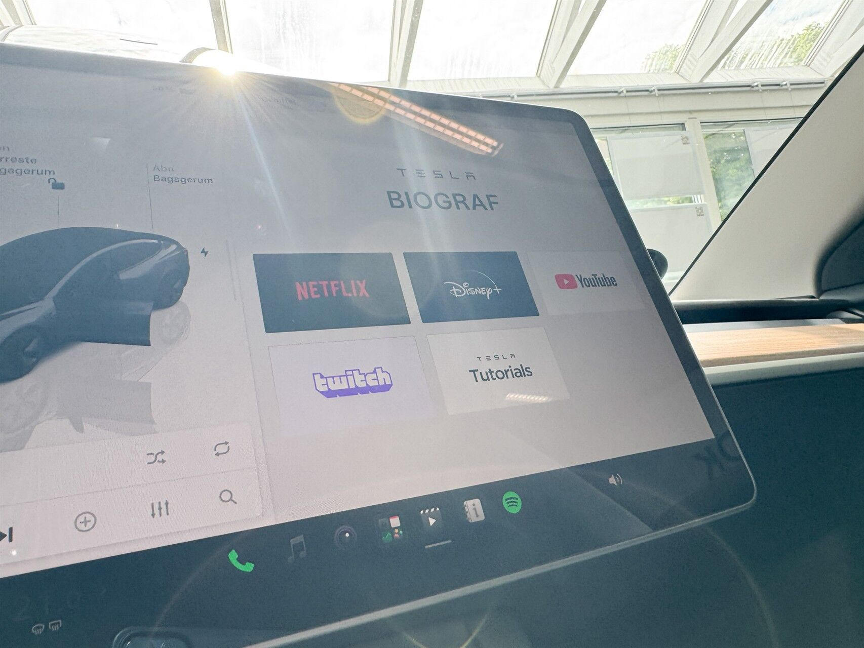 Grå Tesla Model 3 fra 2023