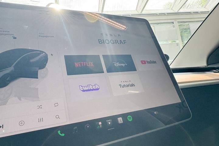 Grå Tesla Model 3 fra 2023