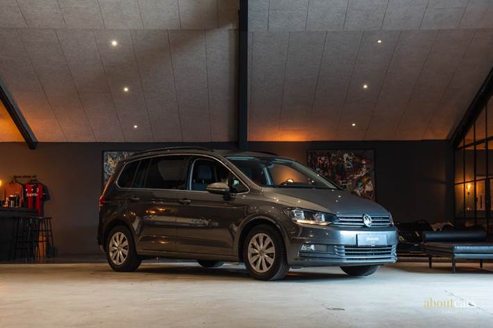 Grå VW Touran fra 2019
