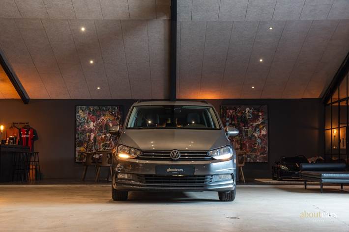 Grå VW Touran fra 2019