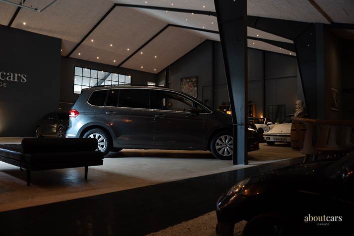 Grå VW Touran fra 2019