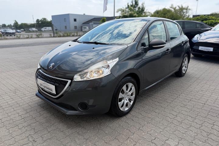 Grå Peugeot 208 fra 2013 set udefra
