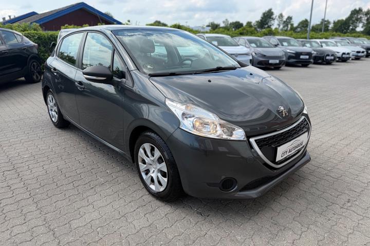 Grå Peugeot 208 fra 2013