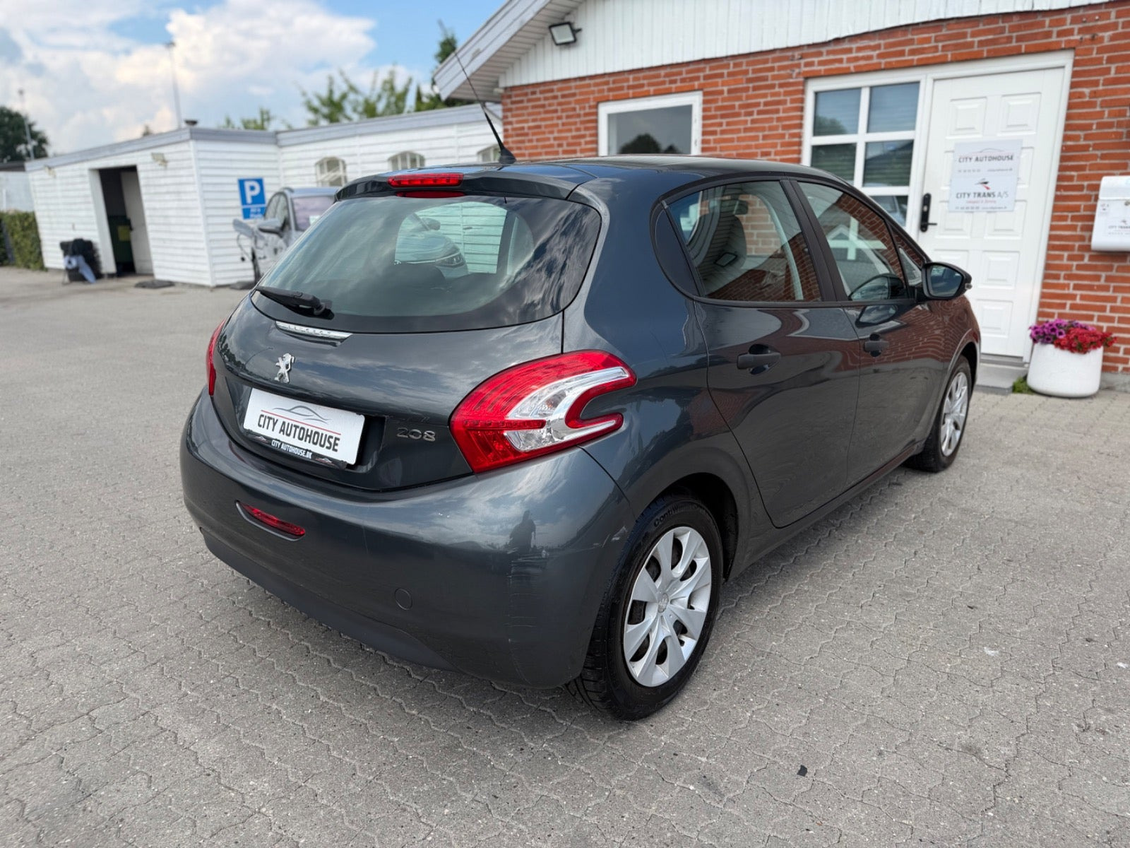 Grå Peugeot 208 fra 2013