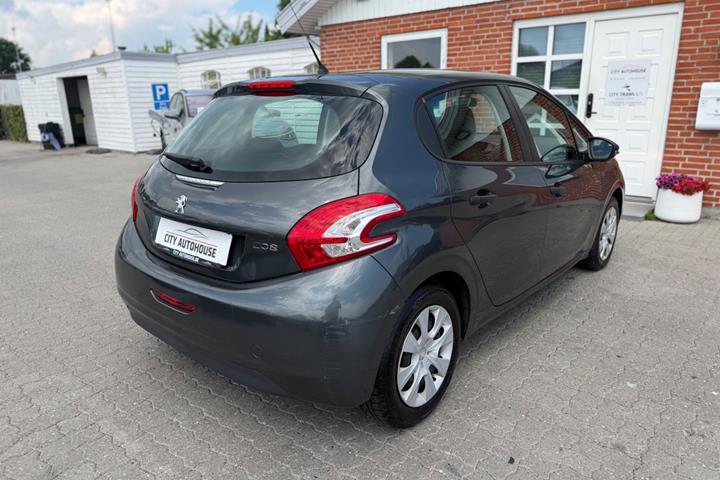 Grå Peugeot 208 fra 2013