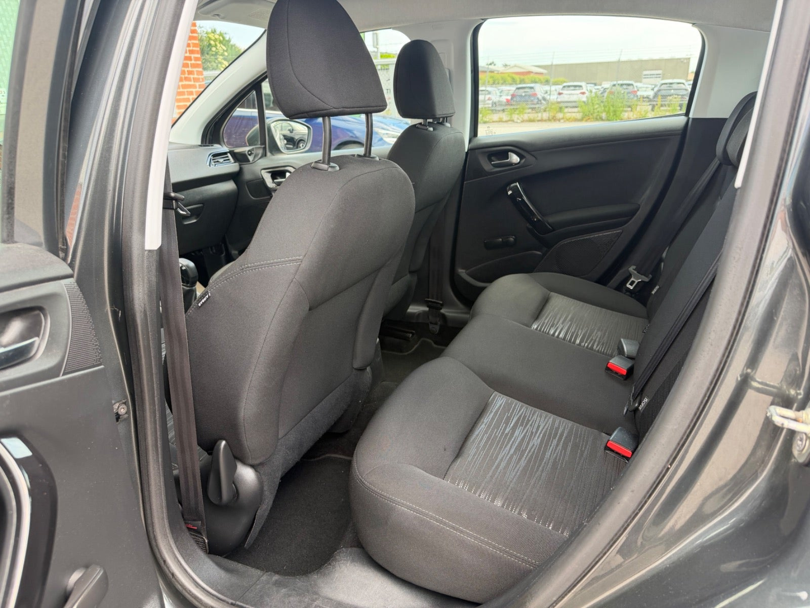 Grå Peugeot 208 fra 2013