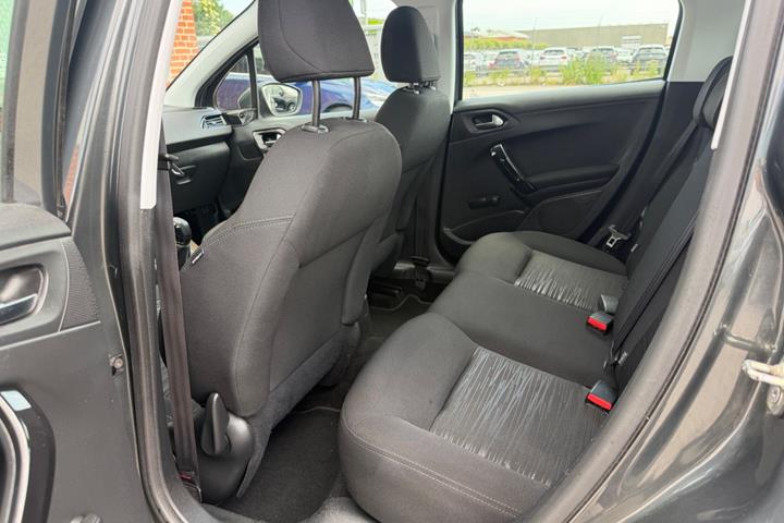 Grå Peugeot 208 fra 2013