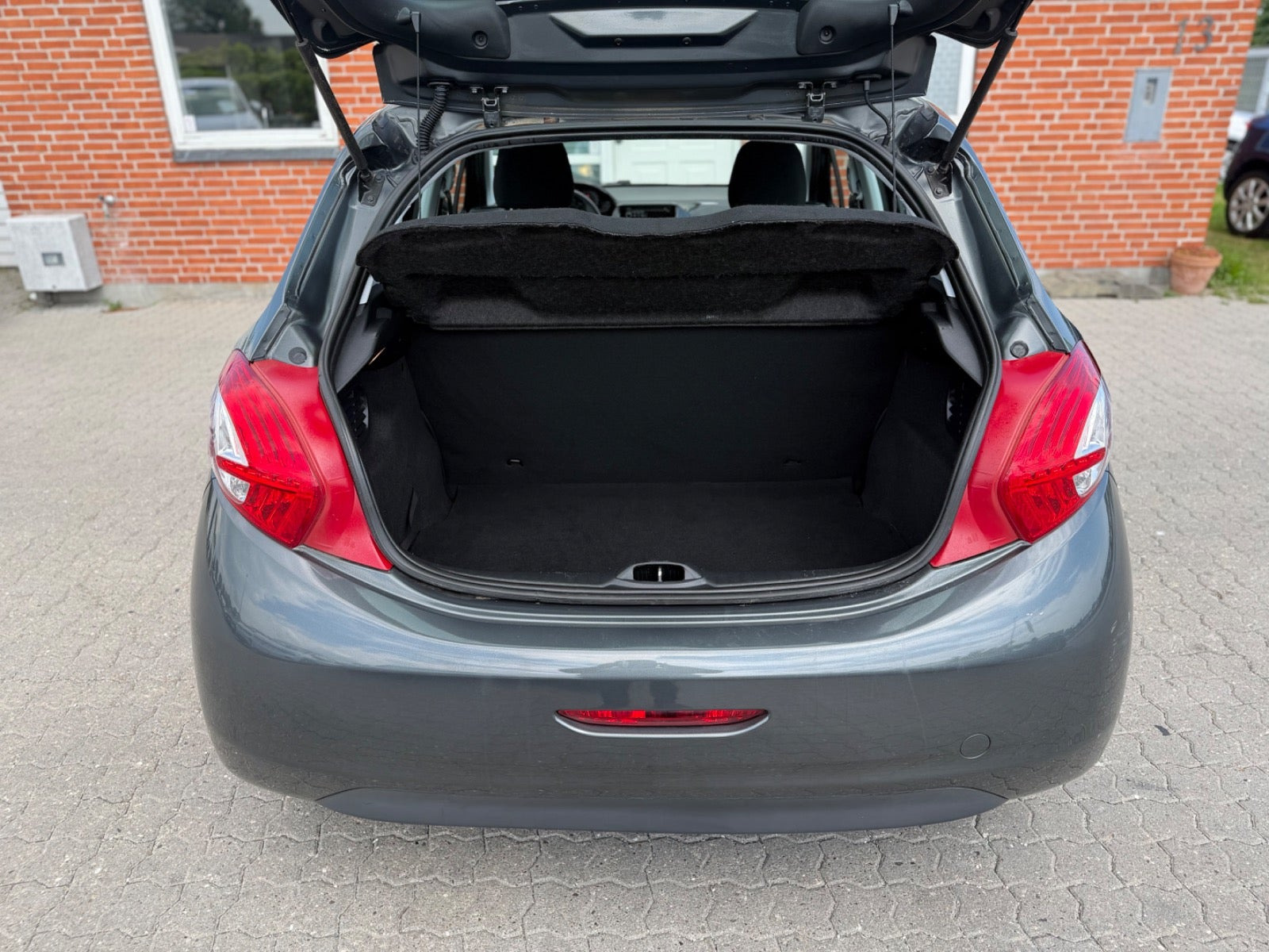 Grå Peugeot 208 fra 2013