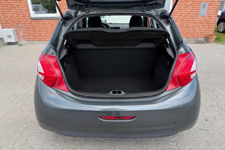 Grå Peugeot 208 fra 2013
