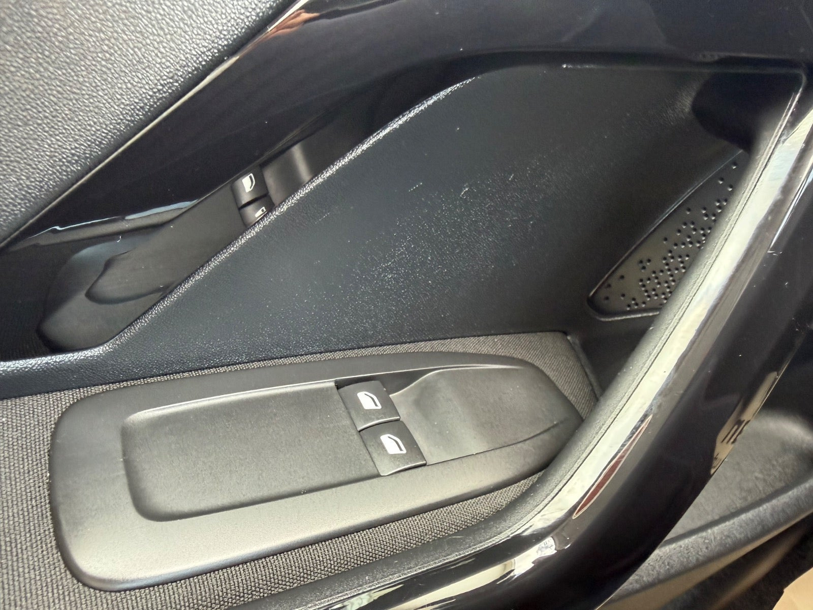 Grå Peugeot 208 fra 2013