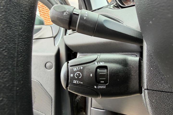 Grå Peugeot 208 fra 2013