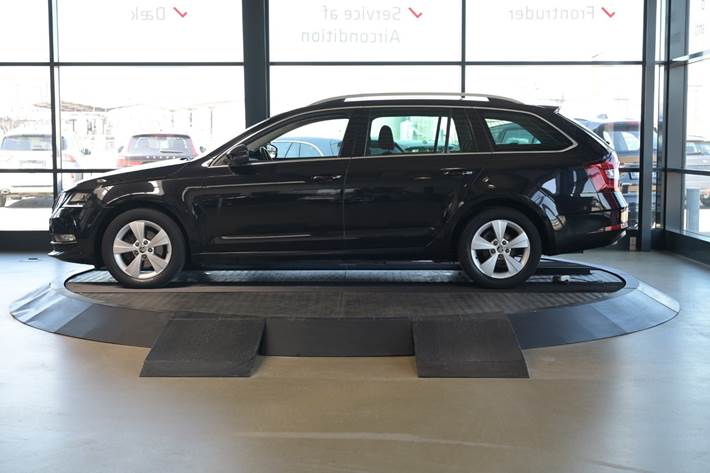 Sort Skoda Octavia fra 2018