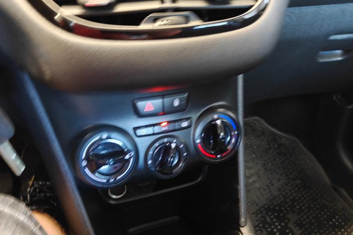 Gul Peugeot 208 fra 2015