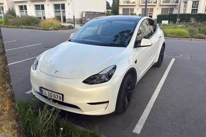 Hvid Tesla Model Y fra 2021