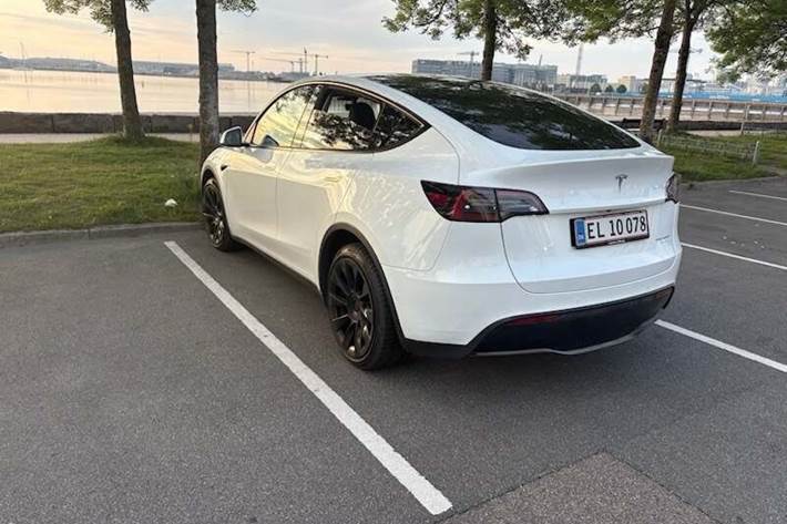 Hvid Tesla Model Y fra 2021