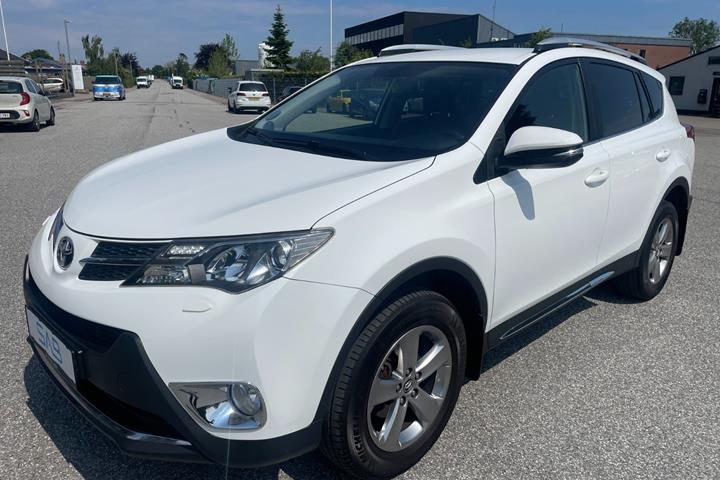 Hvid Toyota RAV4 fra 2015 set udefra