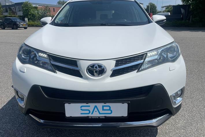 Hvid Toyota RAV4 fra 2015
