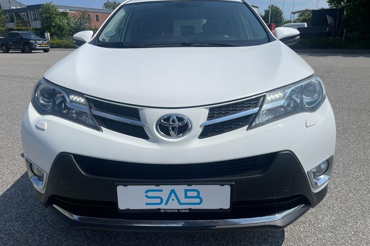 Hvid Toyota RAV4 fra 2015