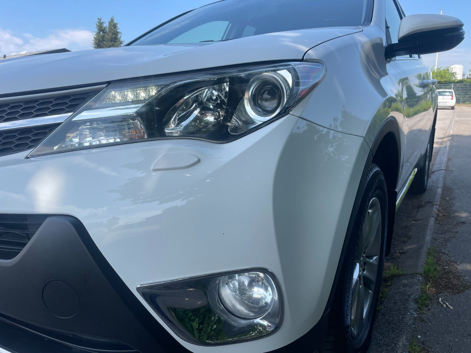 Hvid Toyota RAV4 fra 2015