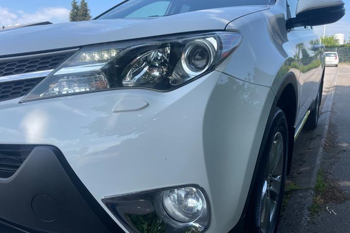 Hvid Toyota RAV4 fra 2015