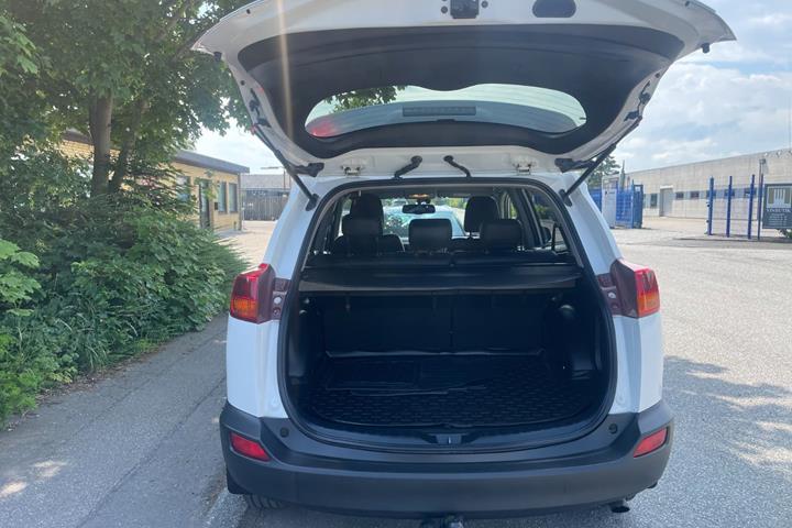 Hvid Toyota RAV4 fra 2015