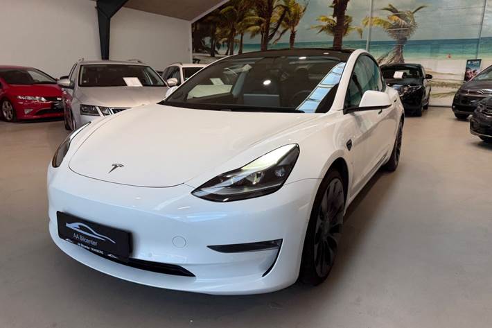 Hvid Tesla Model 3 fra 2021