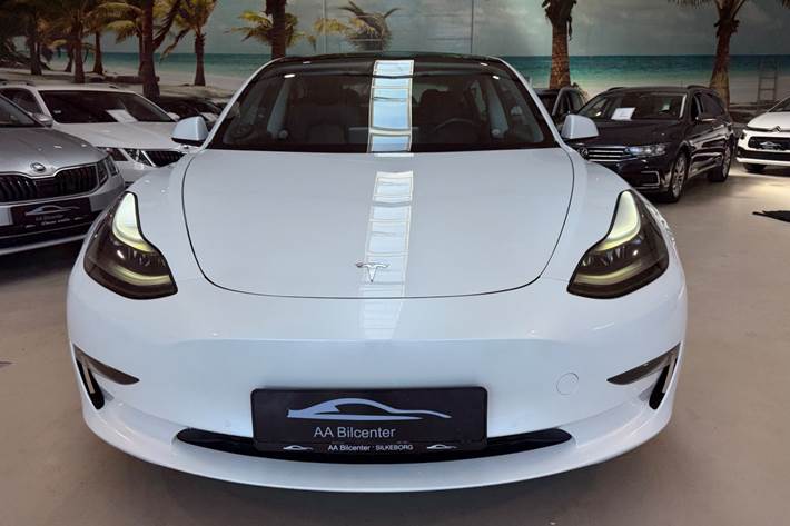 Hvid Tesla Model 3 fra 2021