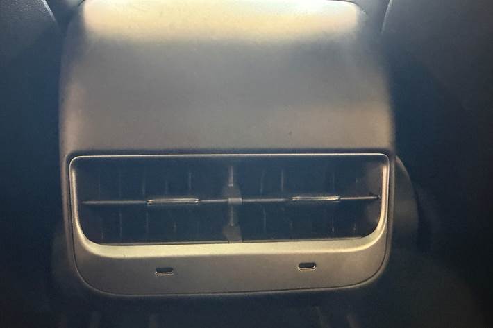 Hvid Tesla Model 3 fra 2021