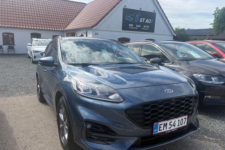 Blå Ford Kuga fra 2020 set udefra