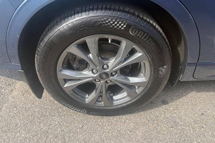 Blå Ford Kuga fra 2020