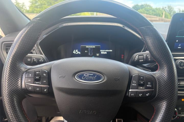Blå Ford Kuga fra 2020