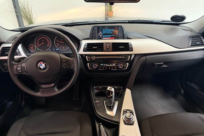 Sort BMW 320d fra 2017