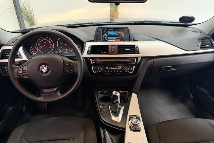 Sort BMW 320d fra 2017
