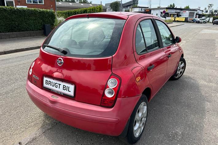 Rød Nissan Micra fra 2008