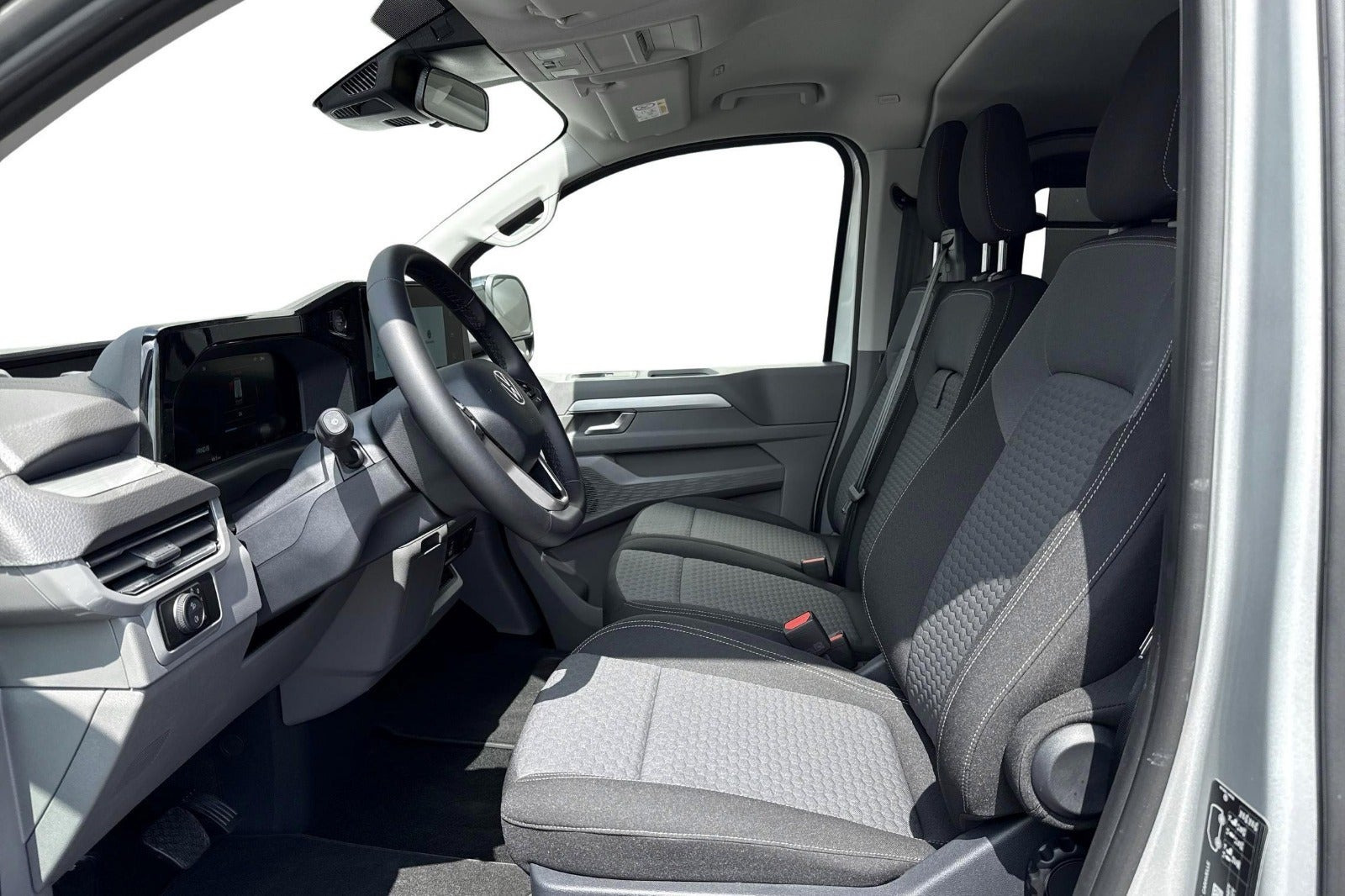 Sølv VW e-Caravelle fra 2025